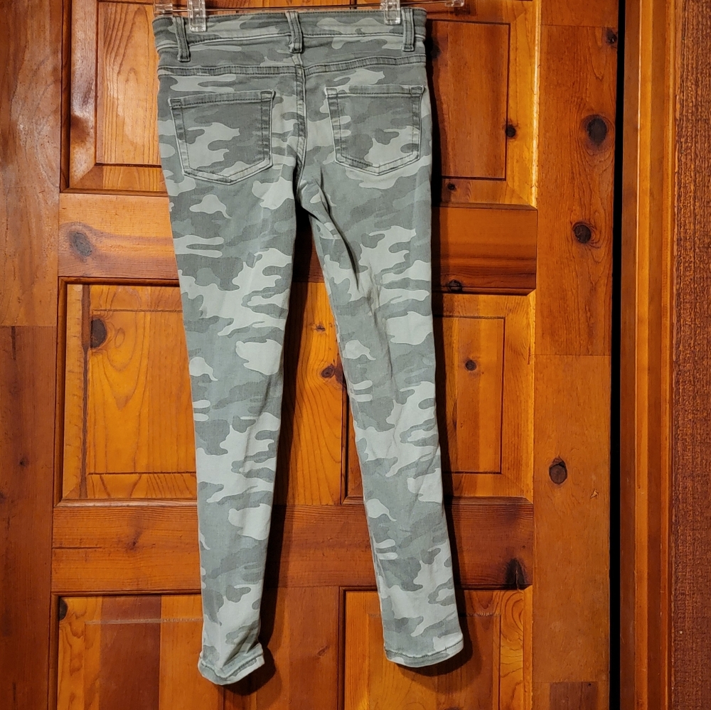 Cat & Jack Sz8 girls camo jeggings.